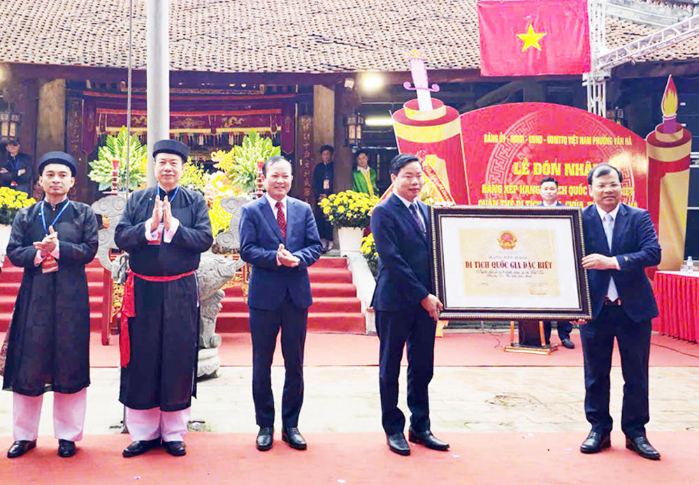 Ông Phan Thế Tuấn - Phó Chủ tịch UBND tỉnh Bắc Ninh trao Bằng xếp hạng di tích quốc gia đặc biệt của Thủ tướng Chính phủ đối với Quần thể di tích đình, chùa, từ chỉ Thổ Hà cho đại diện lãnh đạo địa phương (ảnh Lệ Thanh).