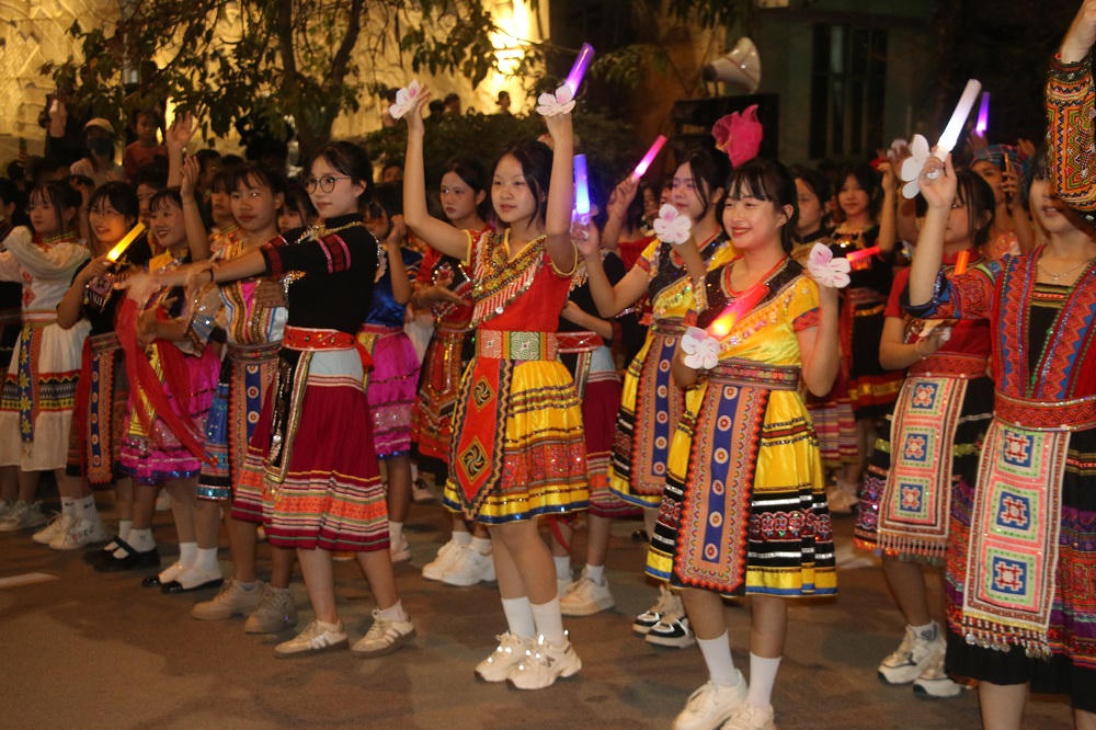 Các em học sinh tham gia biểu diễn tại đêm Carnaval đường phố mang đến một không khí sôi động, ấn tượng.