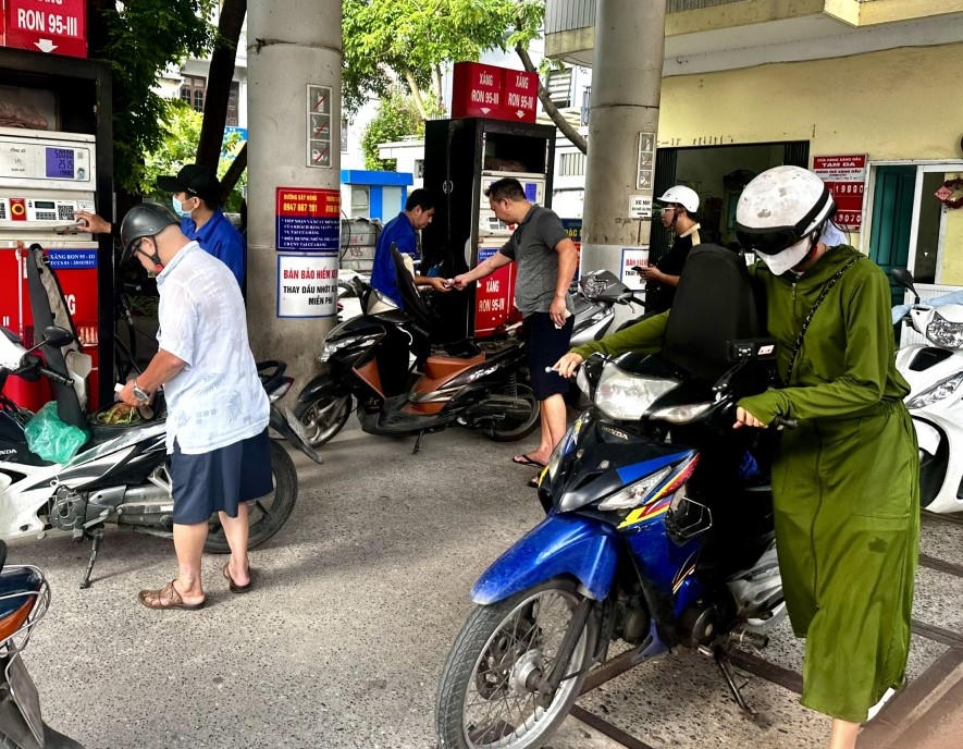 Khẩn trương xây dựng phương án bình ổn giá xăng dầu