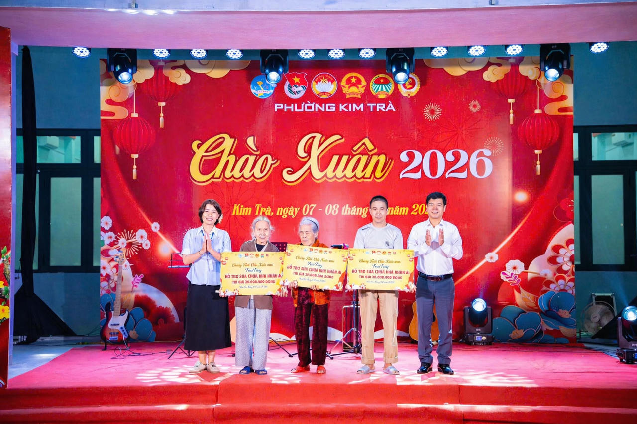 Trong vai trò Bí thư Đảng ủy, Chủ tịch HĐND phường Kim Trà, ông Châu Viết Thành luôn quan tâm đến công tác an sinh xã hội, trao hỗ trợ cho các hoàn cảnh khó khăn trên địa bàn