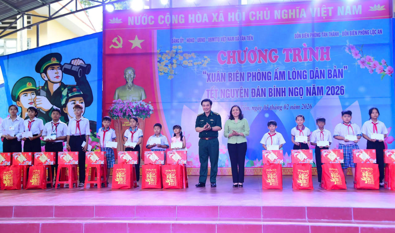 Đại tá Nguyễn Anh Đức thăm tặng quà các cháu học sinh ở khu dân cư liền kề Đồn, Trạm Biên phòng