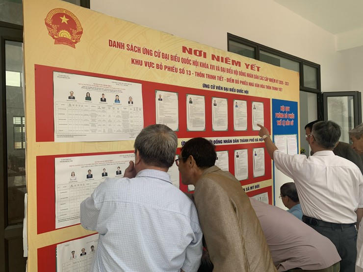 Danh sách cử tri và tiểu sử tóm tắt các ứng cử viên được niêm yết công khai tại các điểm bầu cử.