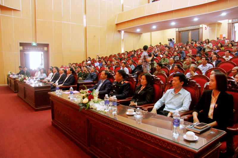 Các ứng cử viên và đông đảo cử tri tại điểm cầu chính - Trung tâm Chính trị xã Quỳnh Phụ.