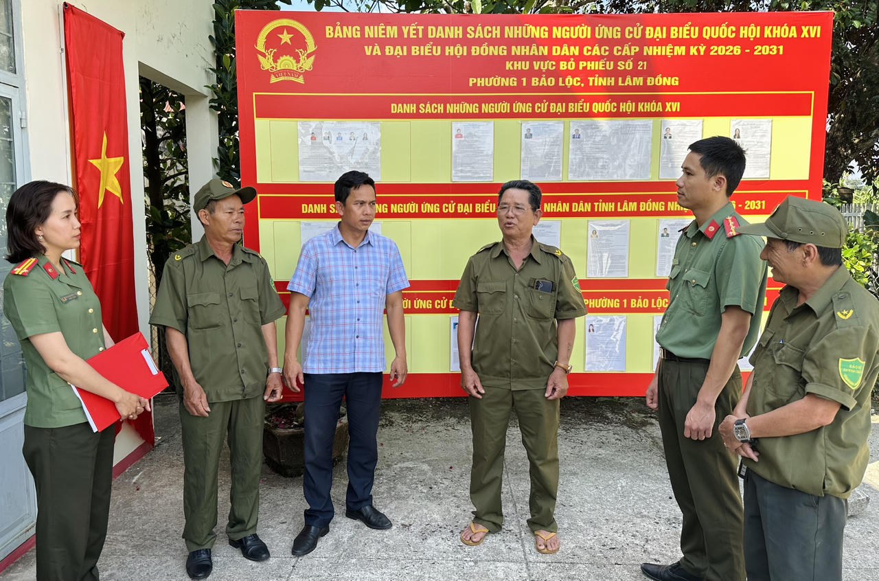 Lực lượng công an kiểm tra công tác đảm bảo ANTT tại các điểm bầu cử.