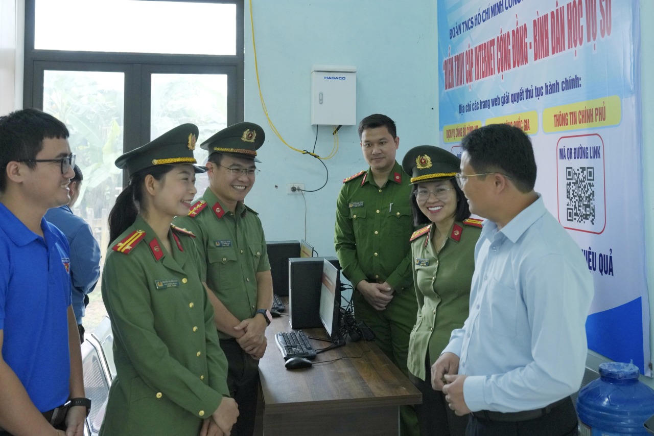 Ông Đinh Minh Thảo, Phó Bí thư Đảng ủy, Chủ tịch UBND xã Dân Hóa bày tỏ vui mừng và cảm ơn đoàn công tác đã quan tâm địa phương.