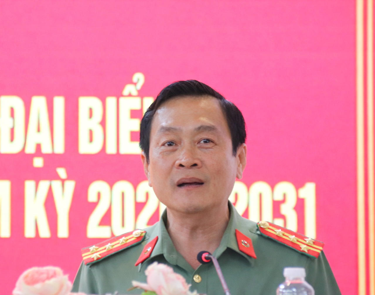 Đại tá Hồ Việt Triều, đại diện các ứng cử viên ĐBQH, cam kết trước cử tri sẽ thực hiện nghiêm túc chương trình hành động đã đề ra.