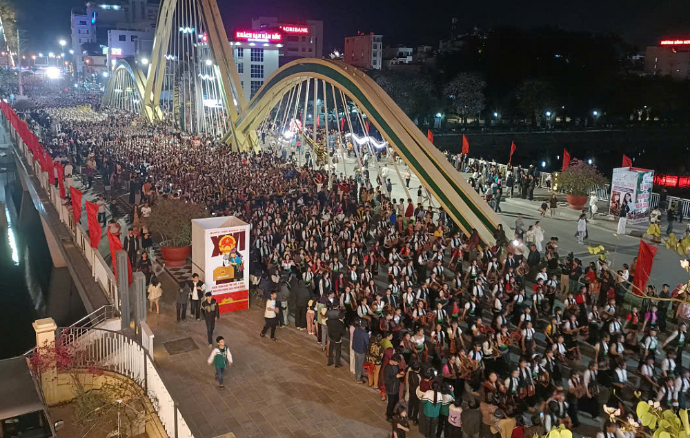 Dọc tuyến đường đoàn diễu hành đi qua, nhân dân và du khách được chiêm ngưỡng, trải nghiệm các màn biểu diễn hấp dẫn. Âm nhạc rộn rã cùng với những tiếng khèn, điệu múa xòe hòa quyện vào nhau, tạo nên một bức tranh đậm đà bản sắc văn hóa vùng cao.