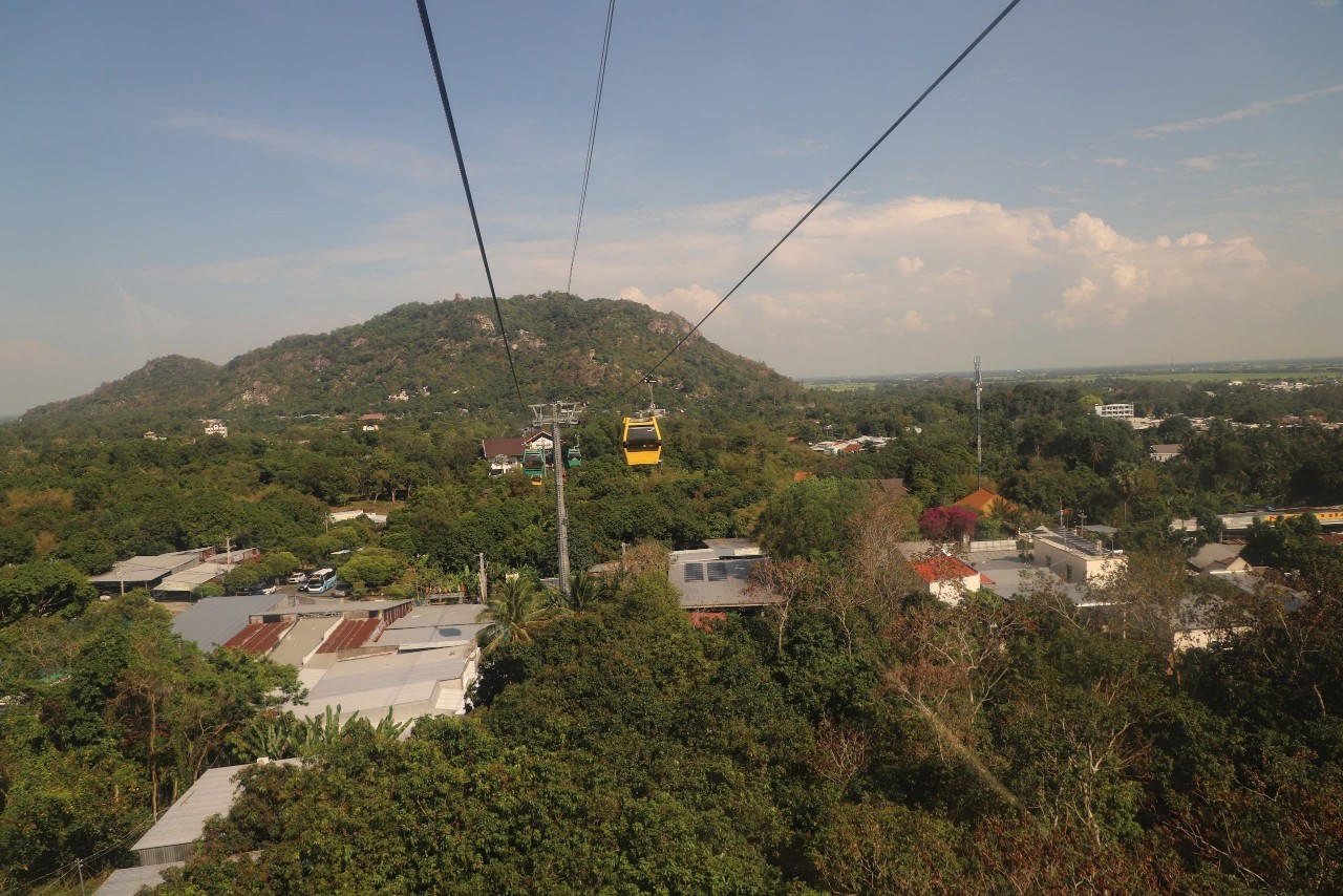 Quang cảnh cáp treo KDL Núi Cấm, An Giang.
