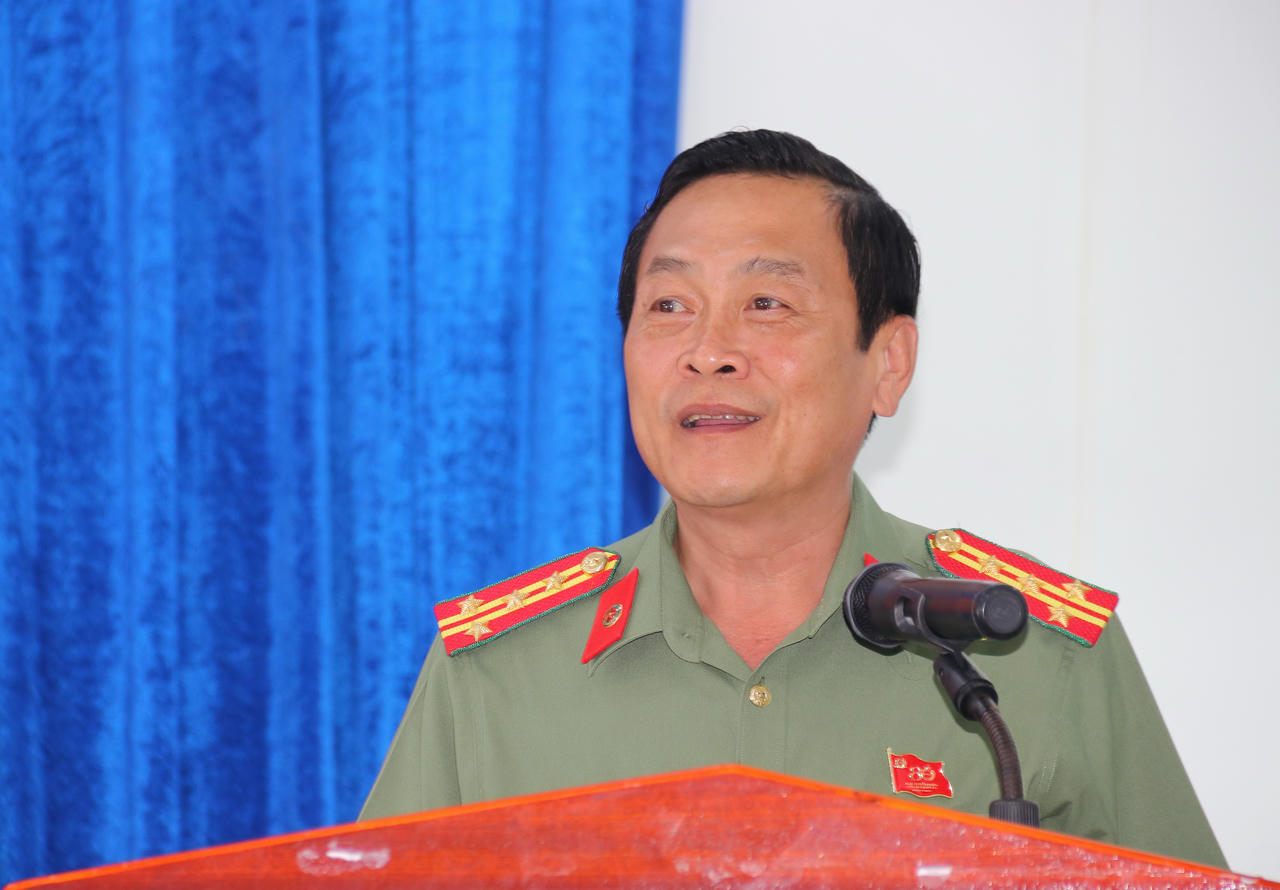 Đại tá Hồ Việt Triều đại diện cho các ứng cử ĐBQH khóa XVI, nghiêm túc ghi nhận các ý kiến của cử tri.