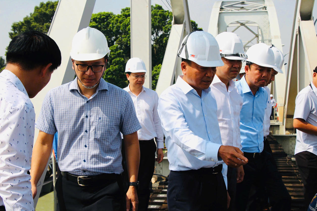 Thứ trưởng Nguyễn Danh Huy đ&aacute;nh gi&aacute; vụ s&agrave; lan đ&acirc;m cầu Ghềnh l&agrave; sự cố nghi&ecirc;m trọng, g&acirc;y gi&aacute;n đoạn tuyến đường sắt Bắc - Nam.