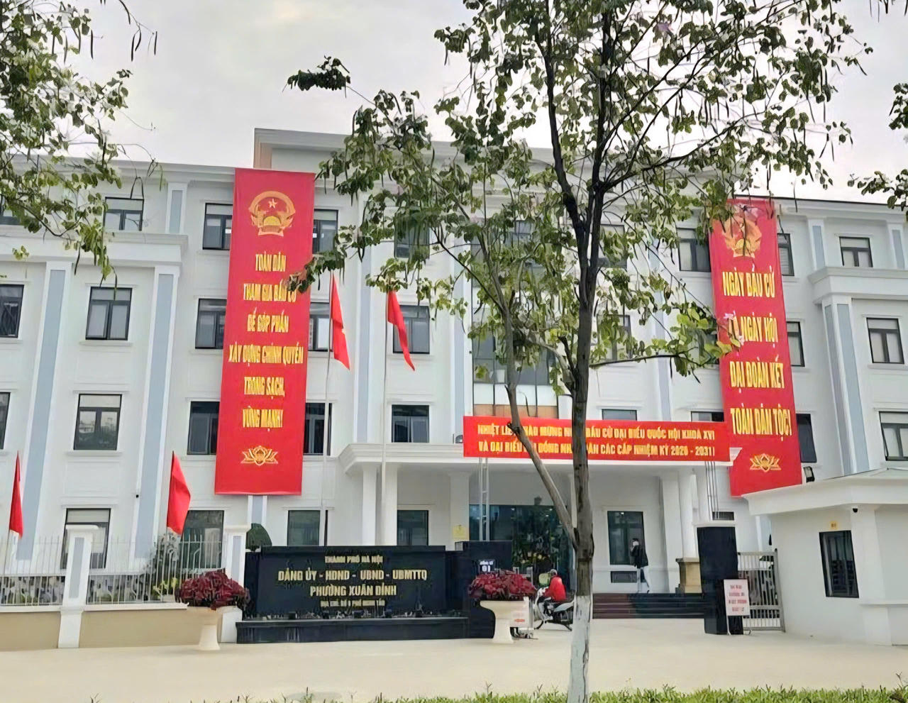 Pano, áp phích tuyên truyền về bầu cử được lắp đặt tại khu vực trụ sở UBND phường Xuân Đỉnh.