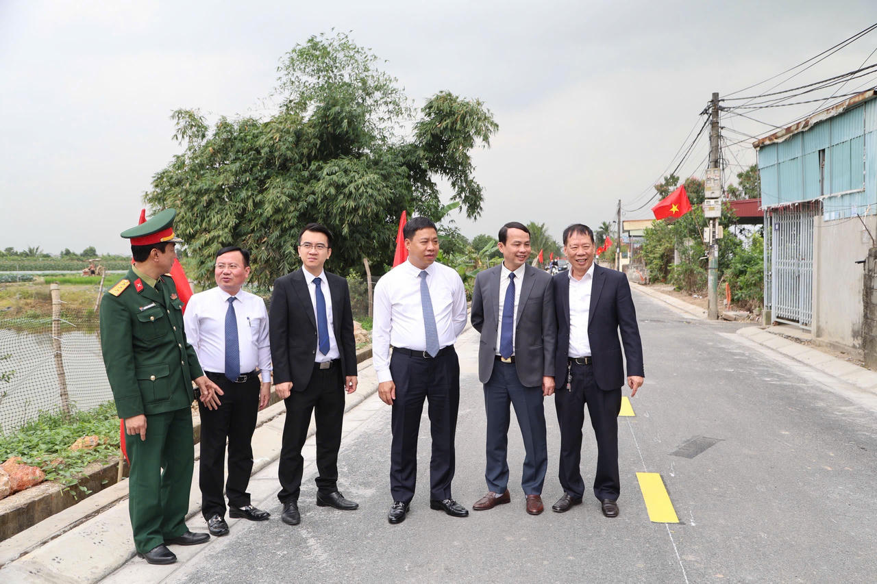 Lãnh đạo phường An Phong mong mỗi người dân cùng nhau giữ gìn, biến nơi đây trở thành tuyến đường sạch đẹp, an toàn, góp phần xây dựng phường An Phong ngày càng xanh, văn minh, hiện đại.