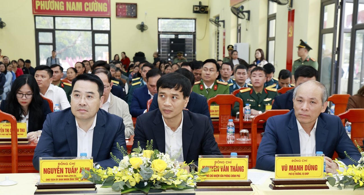 Các đại biểu và cử tri tham dự hội nghị.