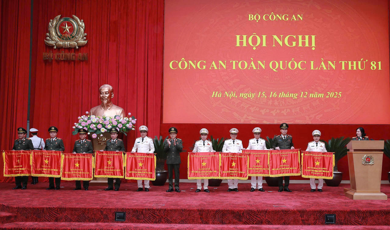 Thiếu tướng Nguyễn Thanh Tuấn – Giám đốc Công an thành phố Huế (thứ 4 từ phải sang) nhận Cờ thi đua của Chính phủ năm 2025.