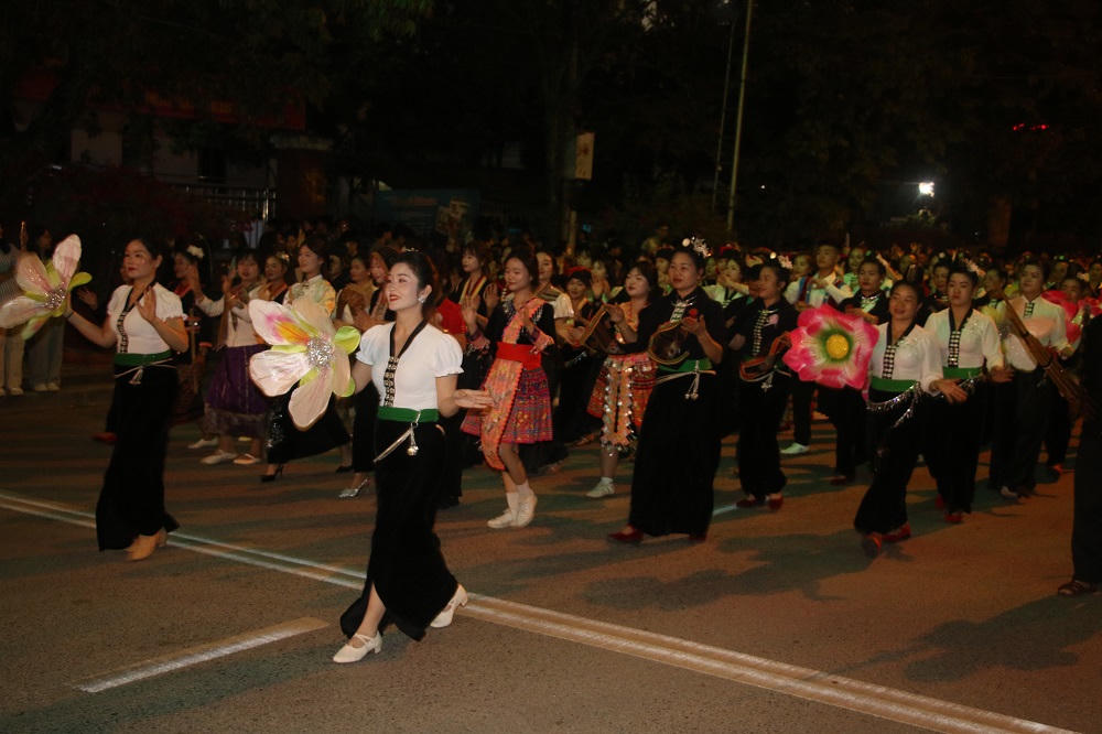 Lễ hội mang đến một không gian nghệ thuật đường phố đa sắc màu với các màn diễu hành, trình diễn dân ca, dân vũ, dân nhạc, trang phục truyền thống và nhiều kỹ nghệ dân gian đặc sắc. 