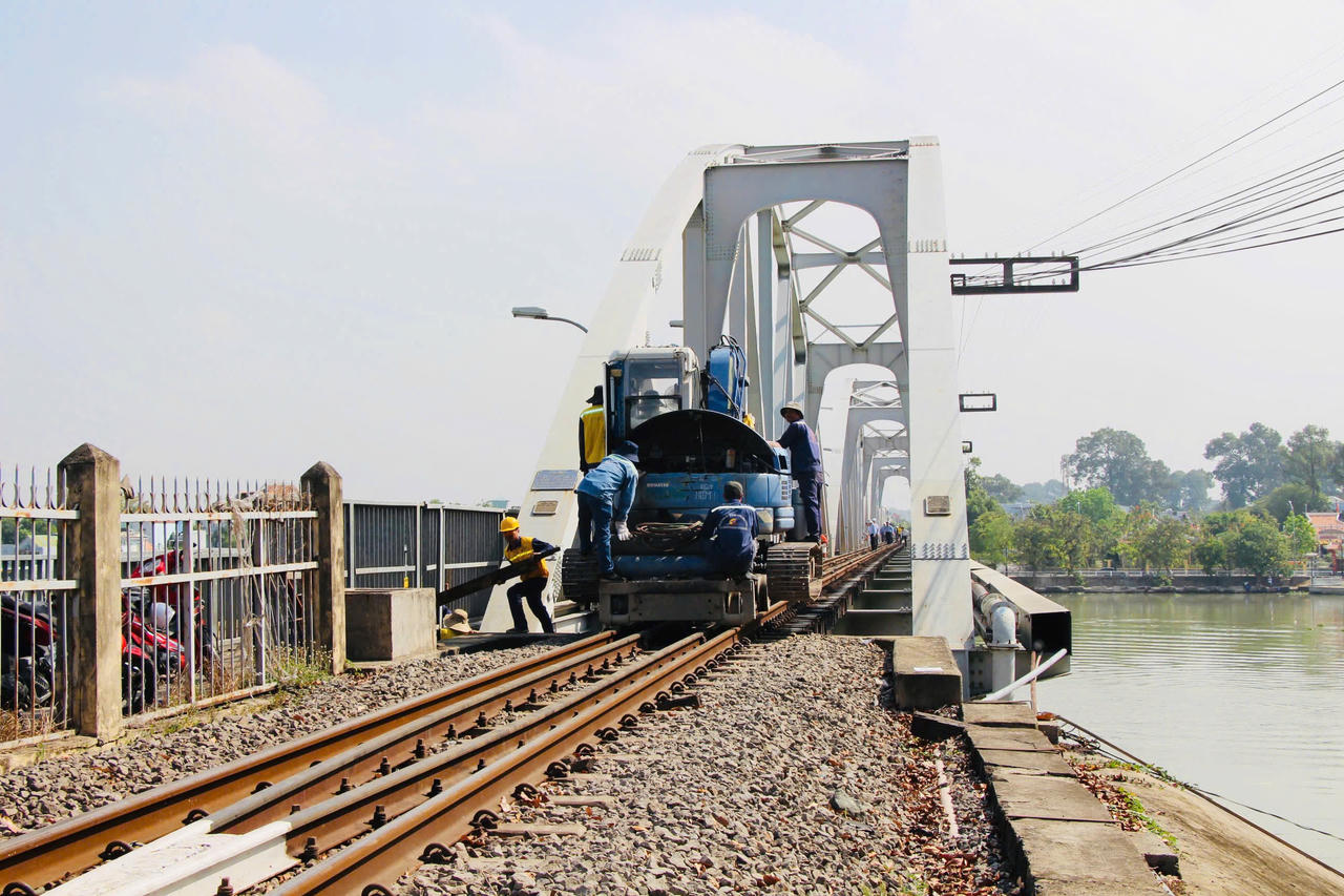 C&ocirc;ng nh&acirc;n đường sắt khẩn trương khắc phục sự cố cầu Ghềnh nhằm sớm kh&ocirc;i phục lưu th&ocirc;ng tuyến Bắc - Nam.