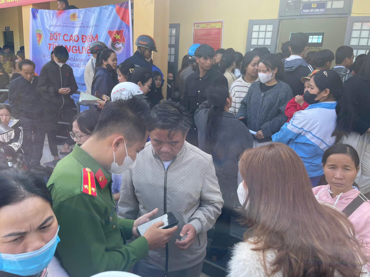 Lực lượng Công an thu nhận hồ sơ cấp căn cước và định danh điện tử cho người dân xã Tân Lập.