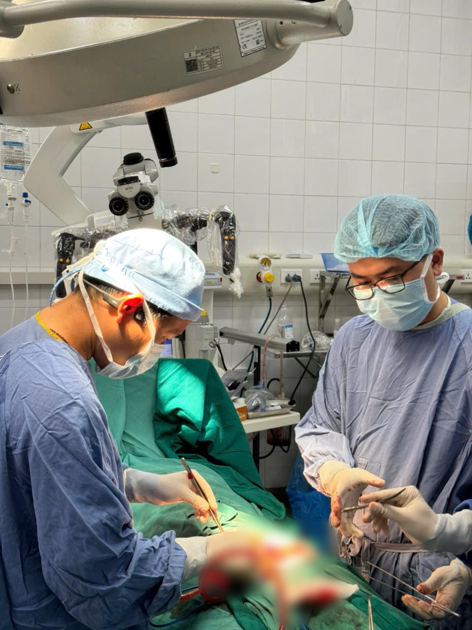 Các bác sĩ tiến hành phẫu thuật cứu tổn thương nghiêm trọng cho người bệnh.