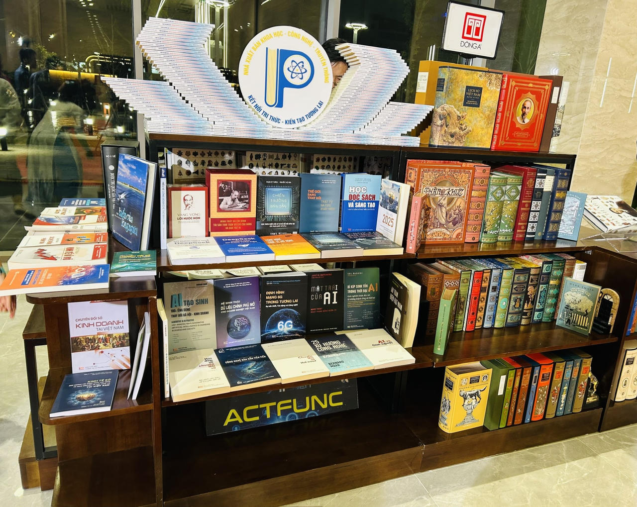 Giải thưởng Sách Quốc gia ưu tiên những bộ sách có giá trị bền vững (ảnh P.V).