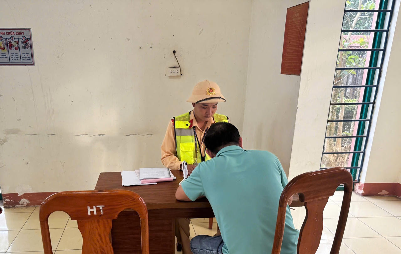 Tài xế xe khách làm việc với lực lượng CSGT Công an tỉnh Quảng Trị liên quan đến hành vi chở quá số người quy định.