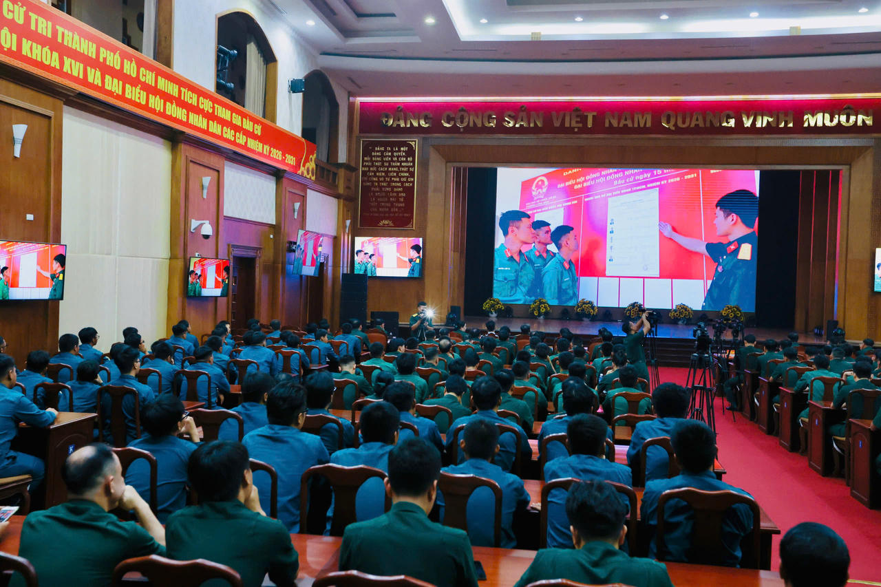 Video tuyên truyền “Lực lượng vũ trang Quân khu 7 hướng về Ngày hội lớn của đất nước” được giới thiệu tại chương trình.