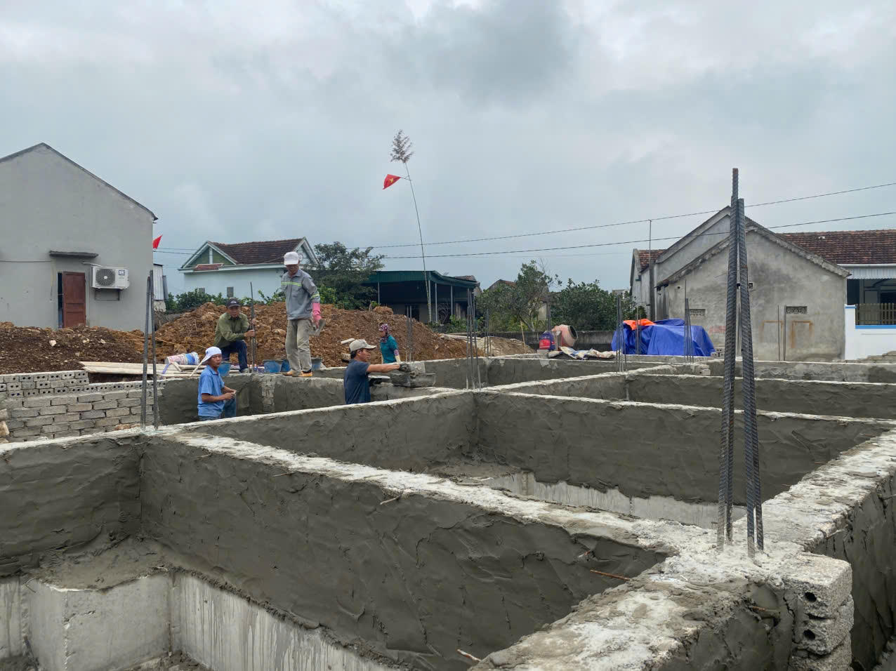 Khan hiếm thợ xây, chủ thầu phải tăng tiền công vẫn khó tìm thợ.