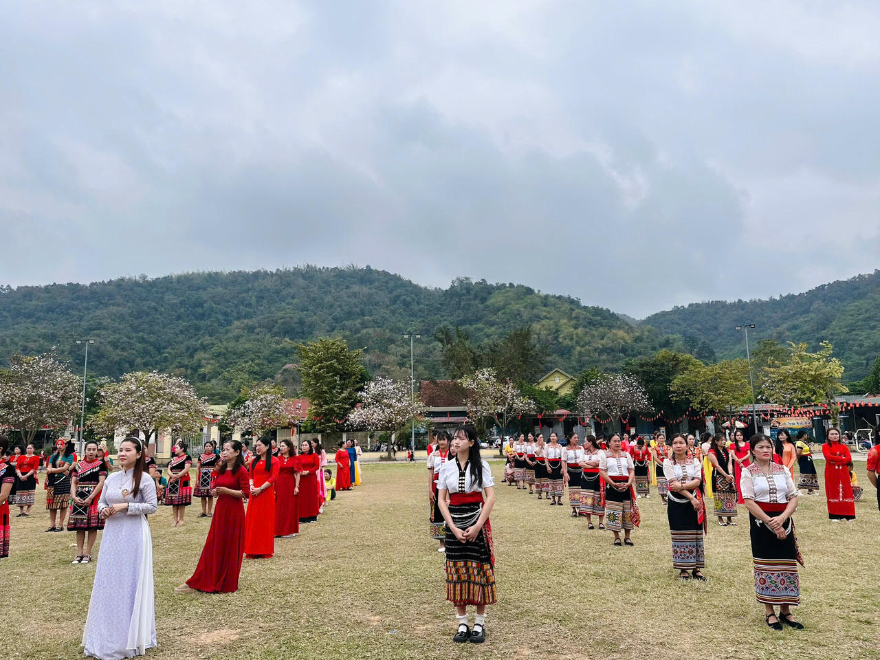 Niềm vui đầu xuân của những em nhỏ mồ côi nơi rẻo cao Tương Dương (Nghệ An)