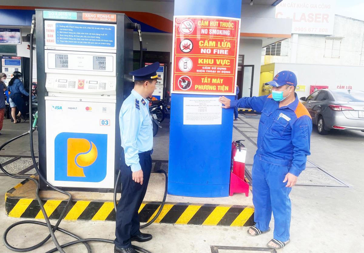 Lực lượng QLTT TP Đà Nẵng giám sát, kiểm tra tại một cửa hàng xăng dầu trên địa bàn.&nbsp;