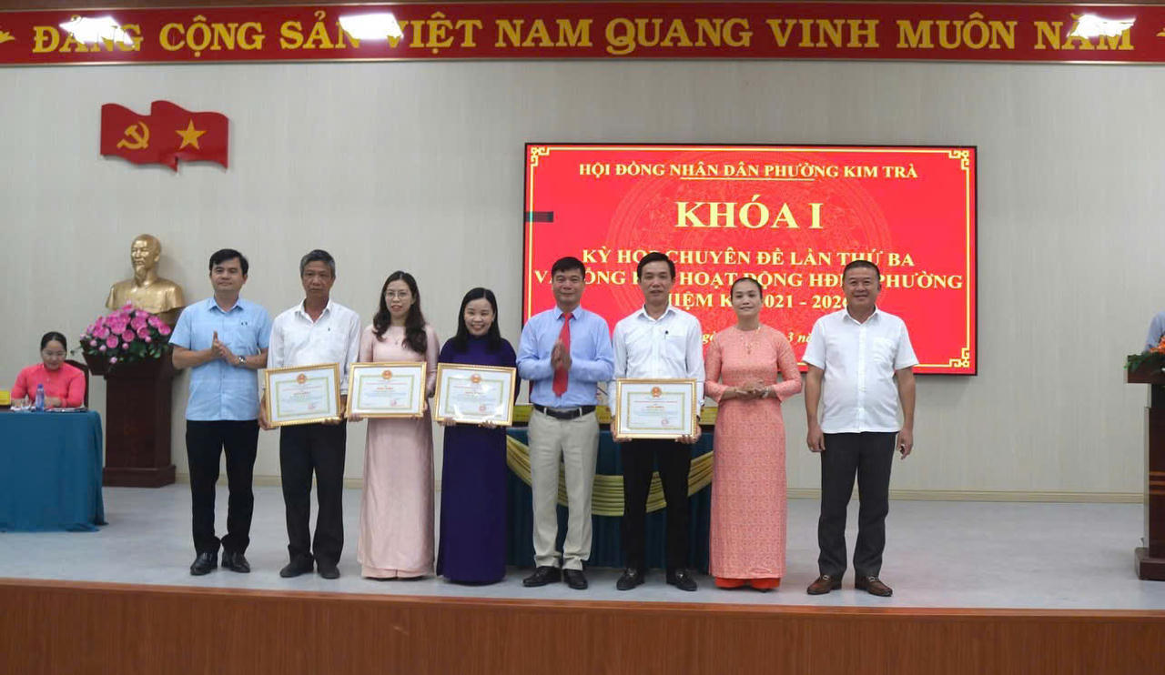 Ông Thành cùng ông Hồ Lê Hoàng Thịnh (Chủ tịch UBND phường, ngoài cùng bên phải) trao khen thưởng cho các cá nhân tiêu biểu; thể hiện sự quan tâm, sát cánh của lãnh đạo phường với các tổ dân phố, góp phần tăng cường sự gắn kết giữa chính quyền và Nhân dân.