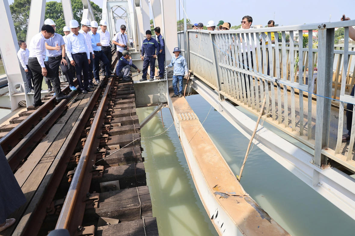 Sự cố sà lan va chạm vào cầu Ghềnh (Đồng Nai): Thiệt hại về vận tải đến nay khoảng 40 tỷ đồng