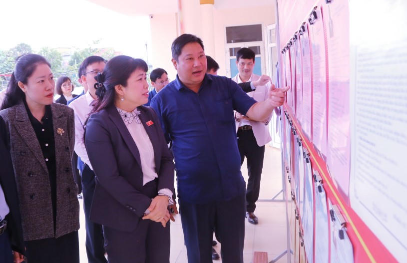 Phó Trưởng đoàn ĐBQH tỉnh Quảng Ninh đề nghị, các địa phương cần đẩy mạnh công tác tuyên truyền về bầu cử tại các khu dân cư và khu vực bỏ phiếu, bảo đảm để cử tri nắm rõ quyền và nghĩa vụ của mình.