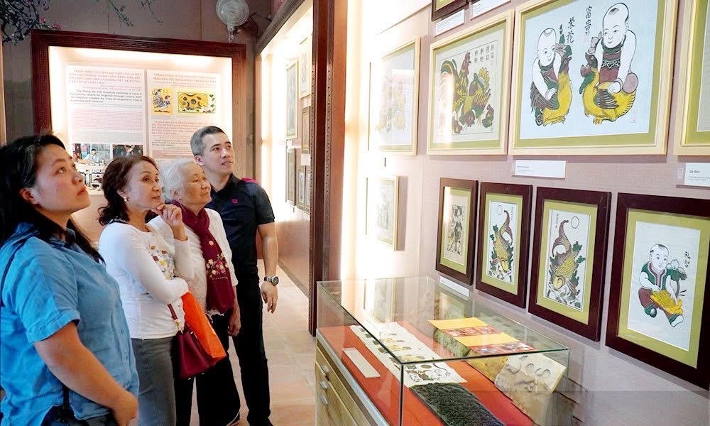 Du khách tham quan Trung tâm Bảo tồn tranh dân gian Đông Hồ.