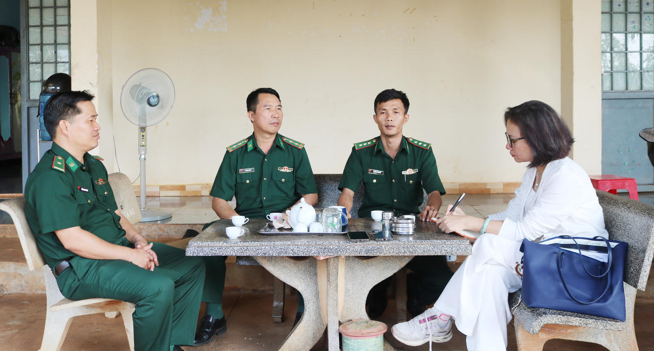 Các cán bộ, chiến sĩ Đồn Biên phòng Cửa khẩu quốc tế Hoa Lư đang trao đổi với phóng viên Báo Pháp luật Việt Nam về hiệu quả của công tác tuyền truyền pháp luật bằng mã QR.