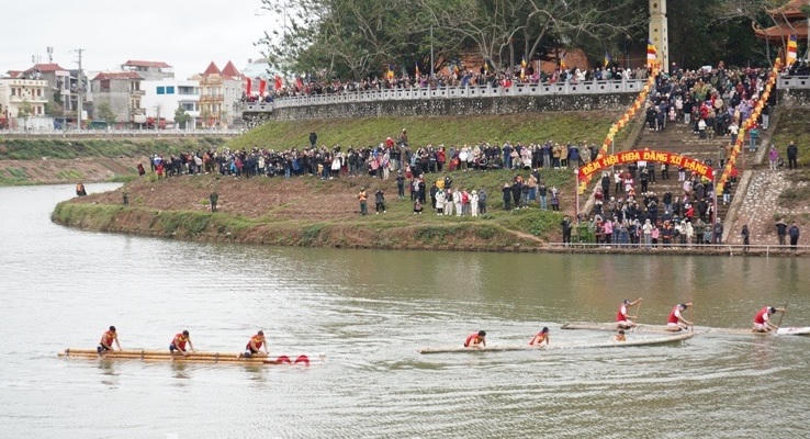 Cuộc thi đua bè mảng trên sông Kỳ Cùng năm 2025.