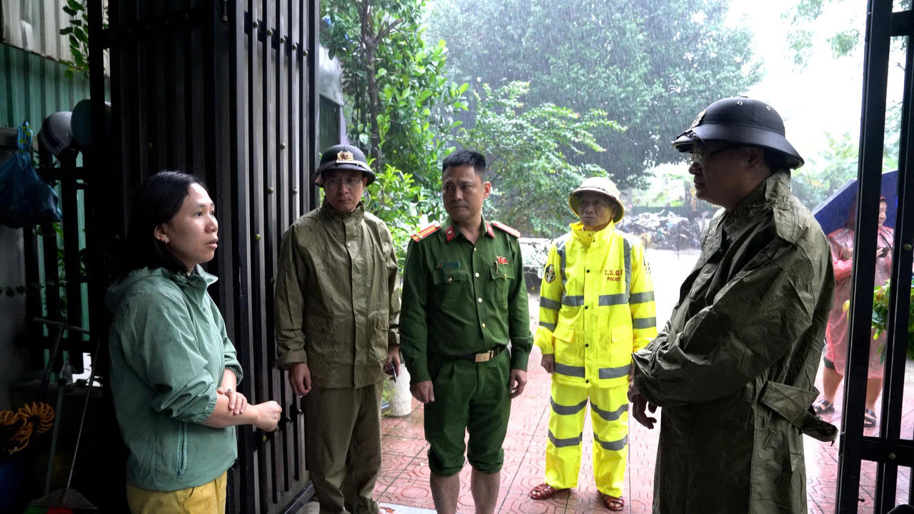 Thiếu tướng Nguyễn Thanh Tuấn, Giám đốc Công an thành phố Huế trực tiếp kiểm tra công tác phòng chống thiên tai, bão lũ trên địa bàn.