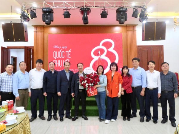 Lãnh đạo Cục Phổ biến, giáo dục pháp luật và Trợ giúp pháp lý và đại diện Sở Tư pháp tỉnh Bắc Ninh tặng hoa chúc mừng Ngày Quốc tế phụ nữ 8/3.