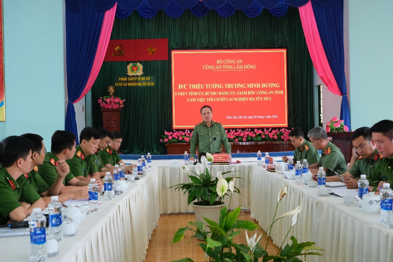 Thiếu tướng Trương Minh Đương - Giám đốc Công an tỉnh Lâm Đồng làm việc với Cơ sở cai nghiện ma túy số 1 và số 2.