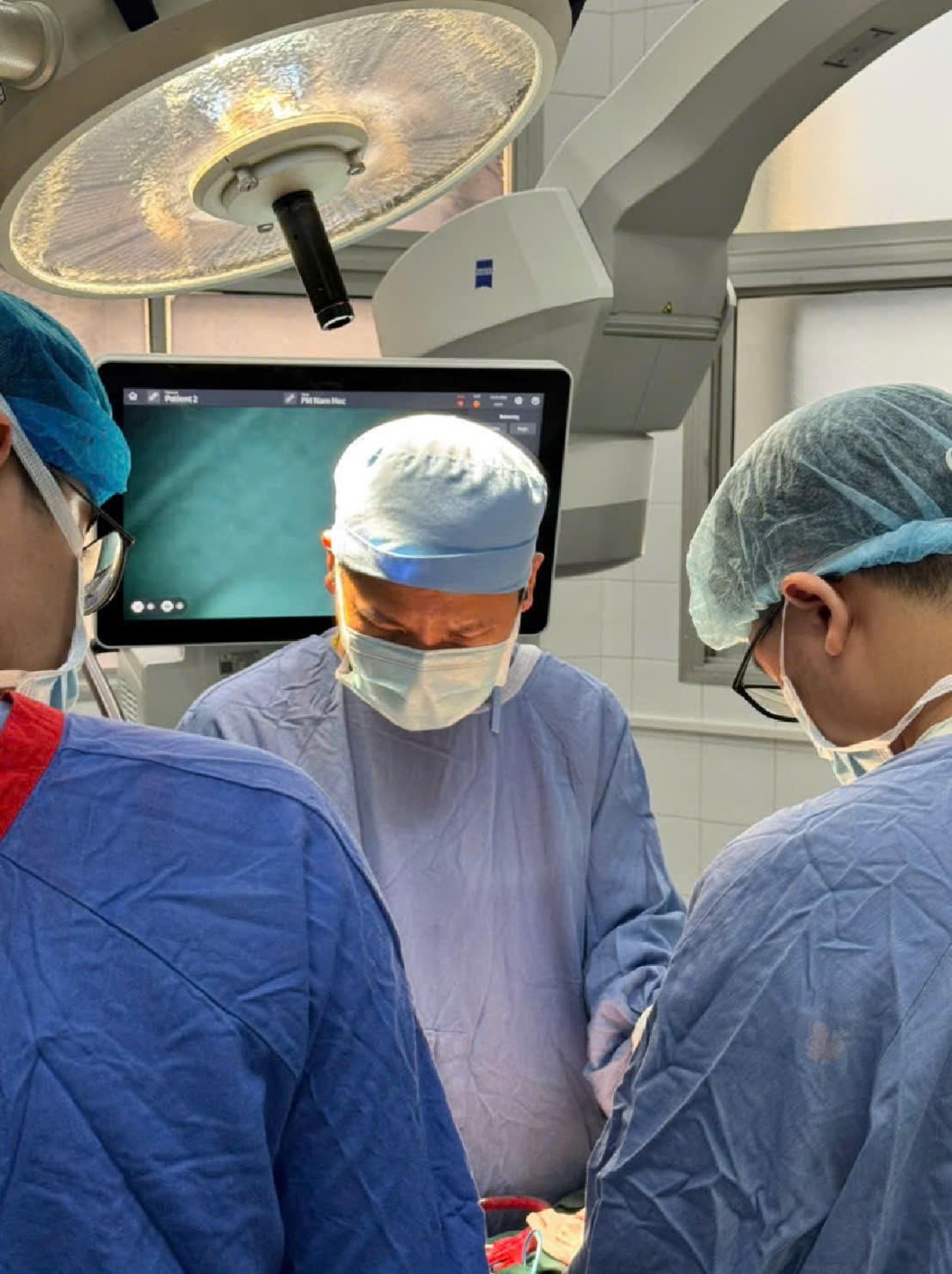 ThS.BS Nguyễn Hữu Thảo, Trung tâm Nam học, Bệnh viện Hữu nghị Việt Đức thực hiện ca vi phẫu phức tạp cấp cứu nối mạch thừng tinh hai bên cho người bệnh.