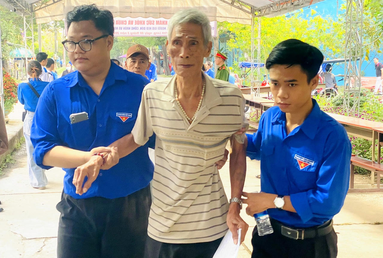 Các tình nguyện viên nhiệt tình hỗ trợ bệnh nhân