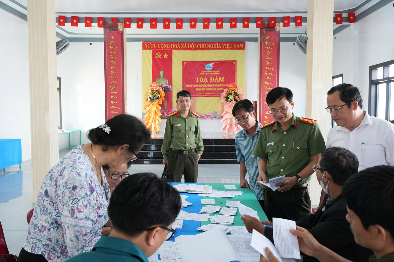 Phó Giám đốc Công an TP Huế kiểm tra công tác bảo đảm ANTT phục vụ bầu cử tại phường Thuận An