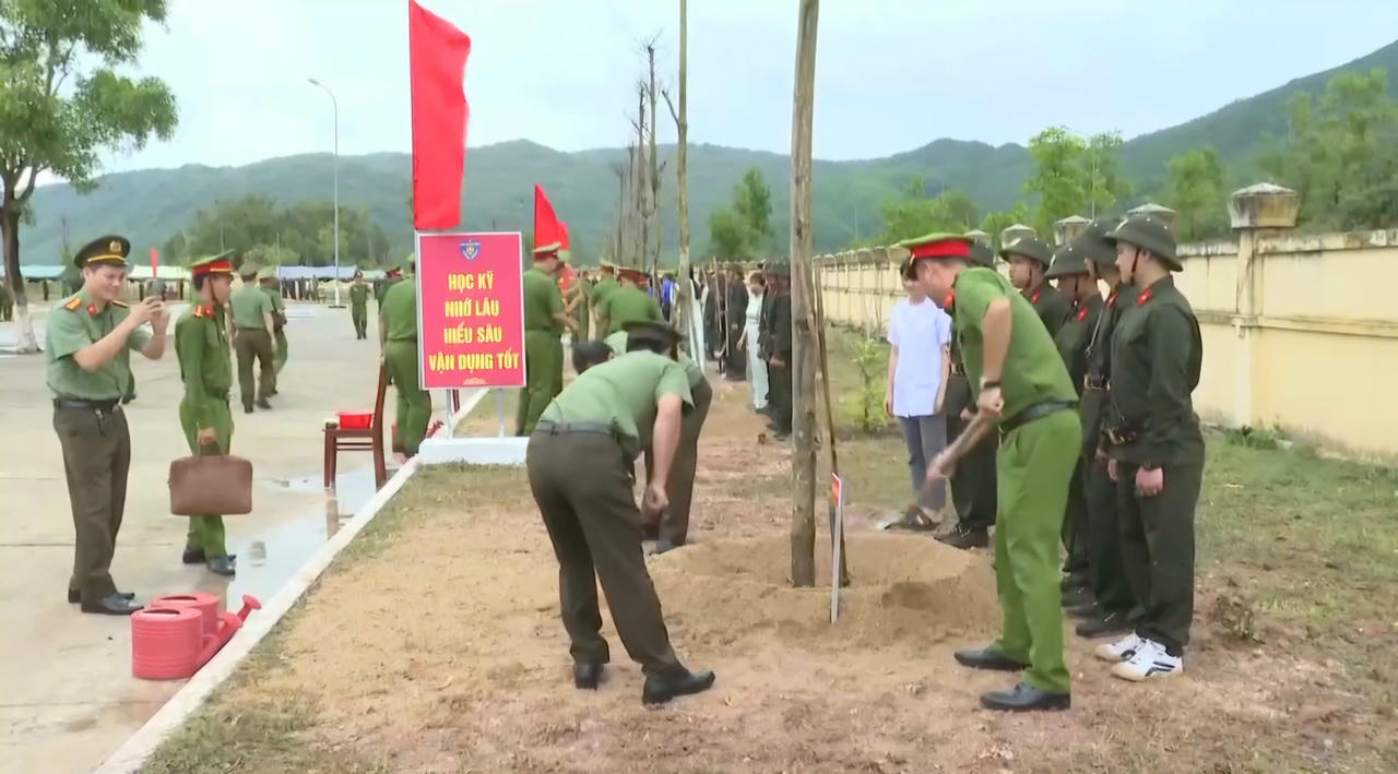 Lãnh đạo đơn vị và chiến sĩ tích cực hưởng ứng Tết trồng cây xuân Bính Ngọ.