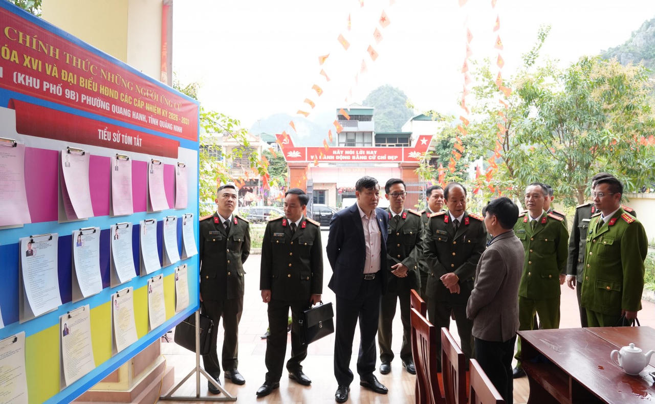 Ủy ban bầu cử phường Quang Hanh và phường Mông Dương đã chủ động triển khai các nội dung theo kế hoạch, phối hợp chặt chẽ với lực lượng Công an&nbsp;trong công tác nắm tình hình, rà soát các yếu tố liên quan đến an ninh, trật tự phục vụ bầu cử.