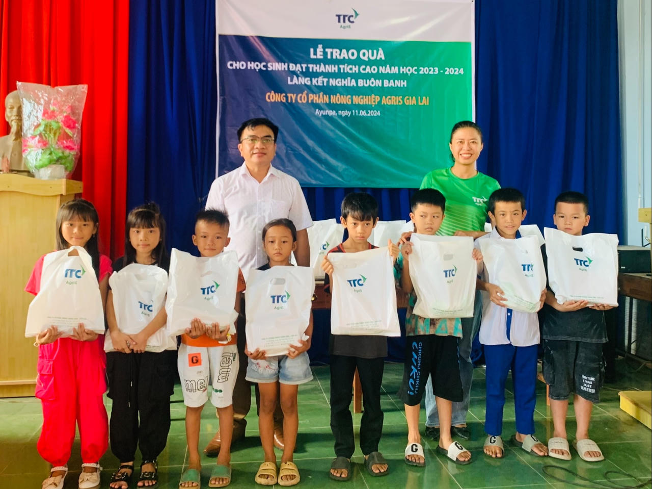 Công ty CP Nông nghiệp AgriS Gia Lai thường xuyên tặng quà cho học sinh vượt khó học giỏi.