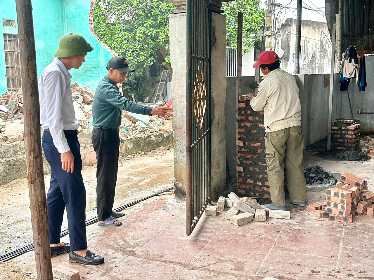 Anh Phạm Văn Vụ - trưởng thôn Kim Tiên thường xuyên đến từng hộ dân vận động, nắm bắt tâm tư hỏi thăm kịp thời báo cáo lãnh đạo xã hỗ trợ các gia đình tự nguyện hiến đất. Trong ảnh là gia đình ông Nguyễn Văn Vệ là hộ hiến 30 m2 đất. Nhà ông Vệ đang tiến hành xây lại bức tường mới lùi vào để nhường đất mở rộng đường&nbsp;