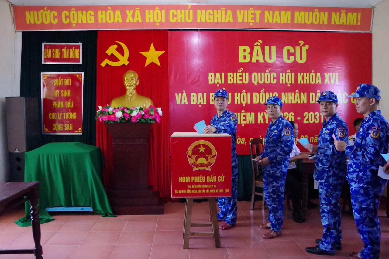 Cán bộ, chiến sĩ Tàu CSB 8002 tham gia bầu cử tại Đặc khu Trường Sa.