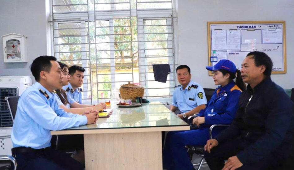 Lực lượng chức năng làm việc với các cây xăng nhằm đảm bảo cung ứng xăng dầu cho người dân.