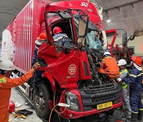 Cabin xe đầu kéo bị biến dạng