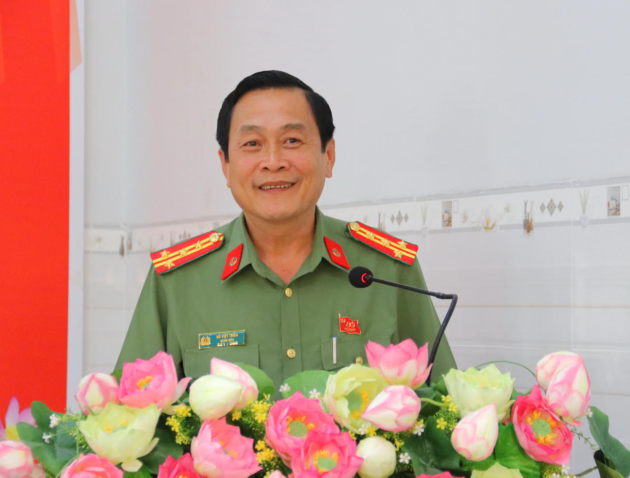 Trong chương trình hành động, nếu được cử tri tín nhiệm bầu làm đại biểu Quốc hội khóa XVI, Đại tá Hồ Việt Triều cam kết tham gia đầy đủ các kỳ họp Quốc hội, thực hiện nghiêm túc nhiệm vụ của đại biểu, đồng thời thường xuyên tiếp xúc cử tri để lắng nghe tâm tư, nguyện vọng của người dân.