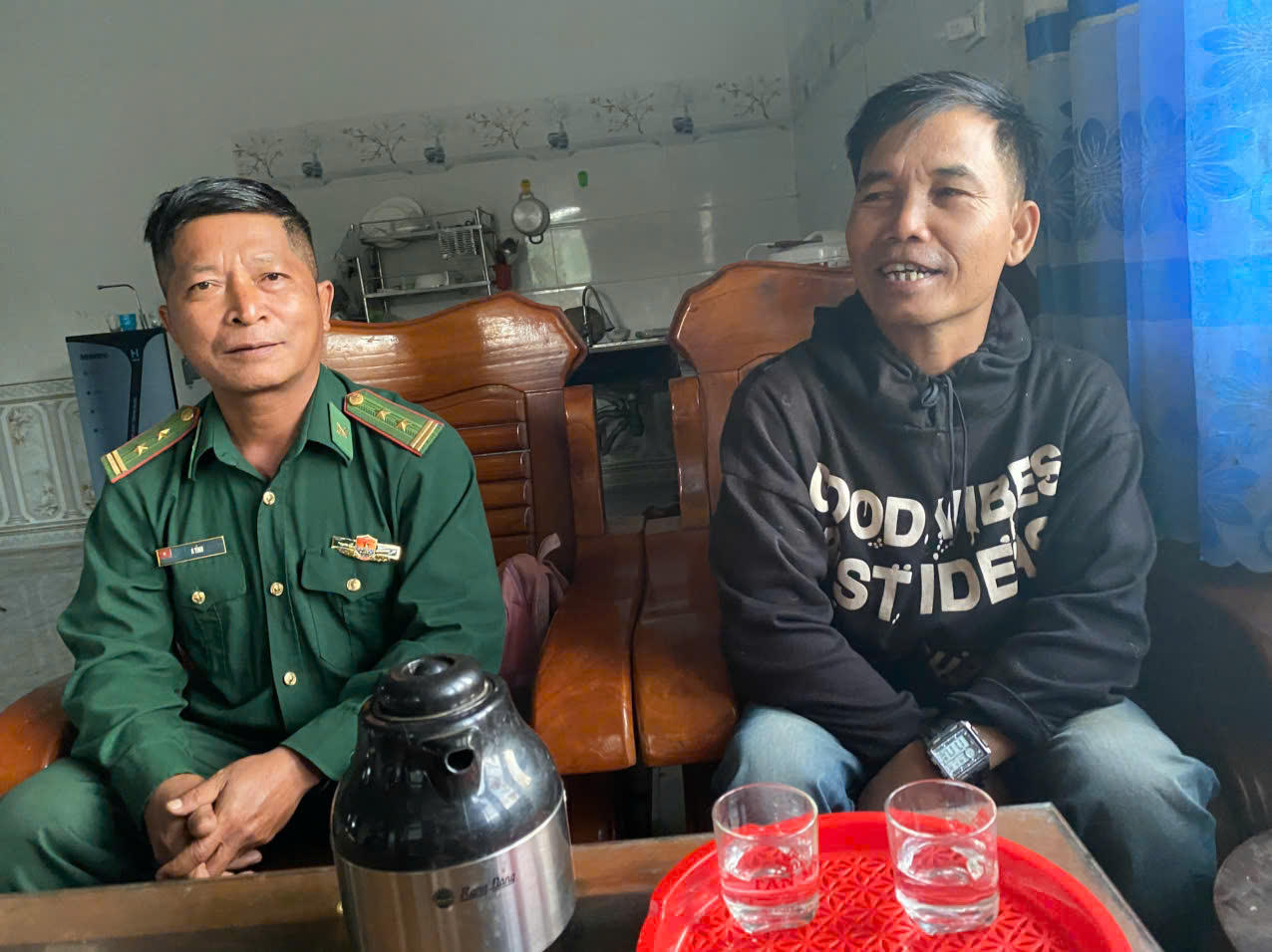 Trung tá A Tình nhiều lần đến nhà anh A Chả để nắm tình hình đời sống và động viên gia đình phát triển kinh tế.