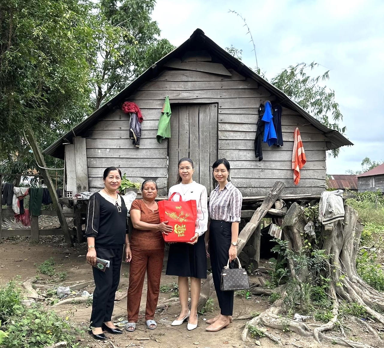 Chăm lo, đồng hành với đời sống của người dân trồng mía.